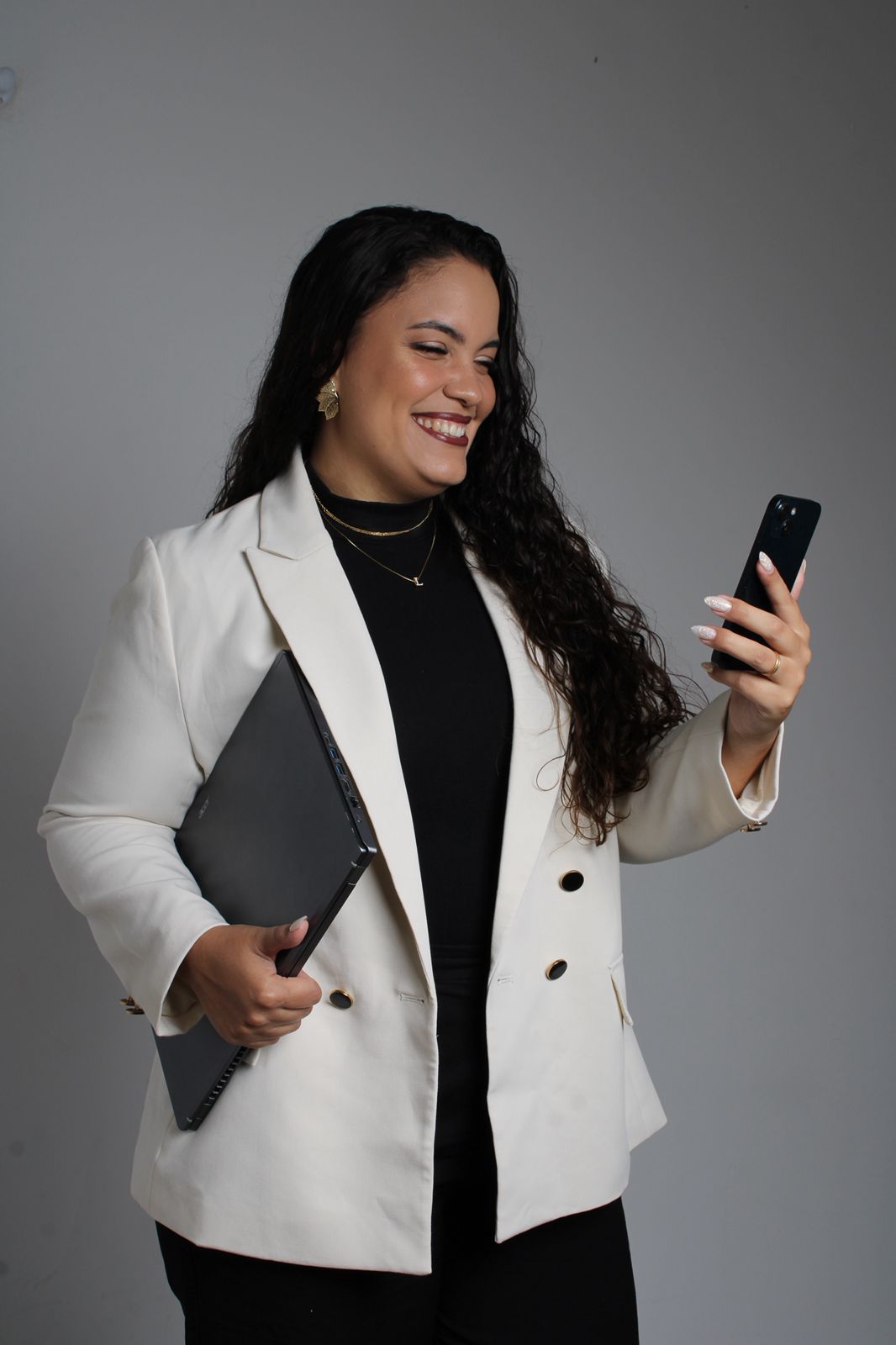 Profissional da Exvance Assessoria Contábil sorrindo, pronta para atender empresas de todo o Brasil